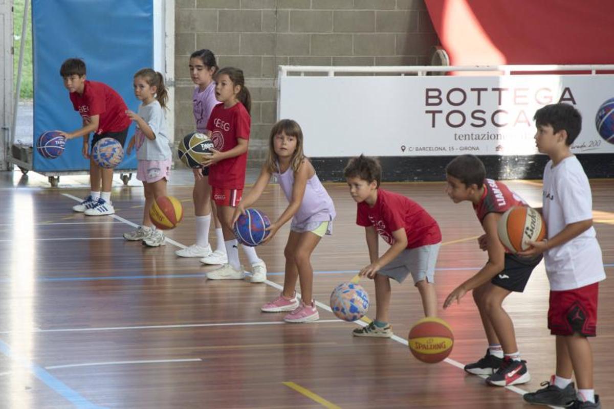 Alguns nens fent exercicis durant un entrenament