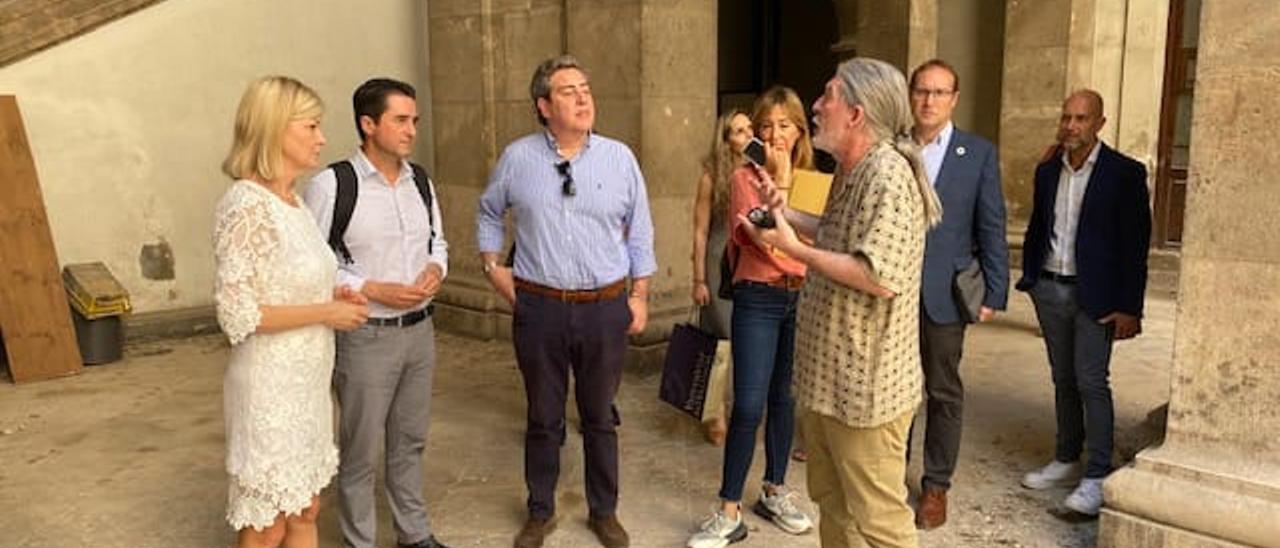 Visita de la consellera Bravo con los diputados para explicarles el proyecto de rehabilitación