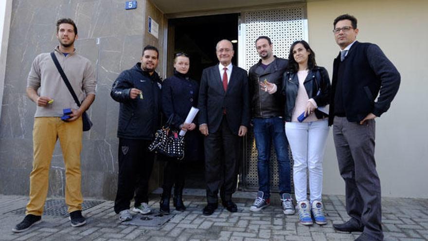 El alcalde Francisco de la Torre ha asistido a la entrega de las llaves de la promoción en la calle Zamorano.