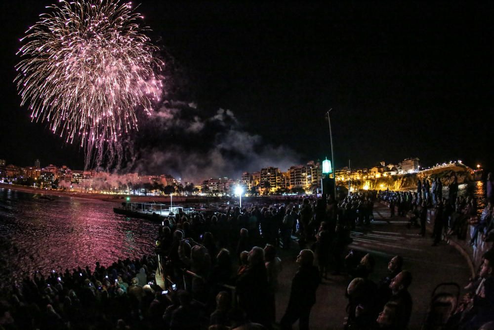 Más de medio centenar de carrozas participan en un multitudinario desfile que recorrió las calles del centro de Benidorm.