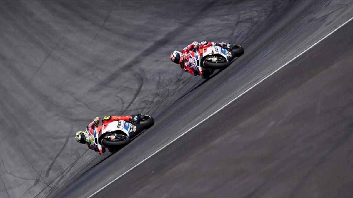 Andrea Iannone (izquierda) traza una curva por delante de su compañero en Ducati Andrea Dovizioso, durante el GP de Austria de MotoGP.