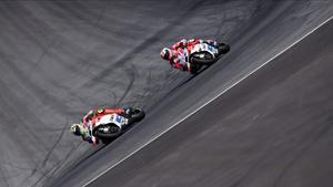 Andrea Iannone (izquierda) traza una curva por delante de su compañero en Ducati Andrea Dovizioso, durante el GP de Austria de MotoGP.