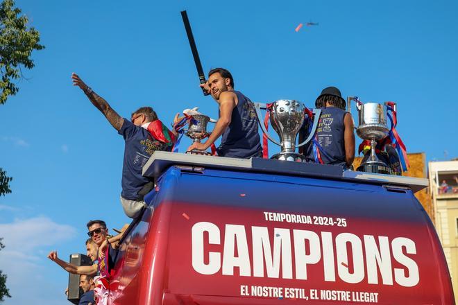 ¡De locos! Las mejores imágenes de una ciudad entregada al Barça