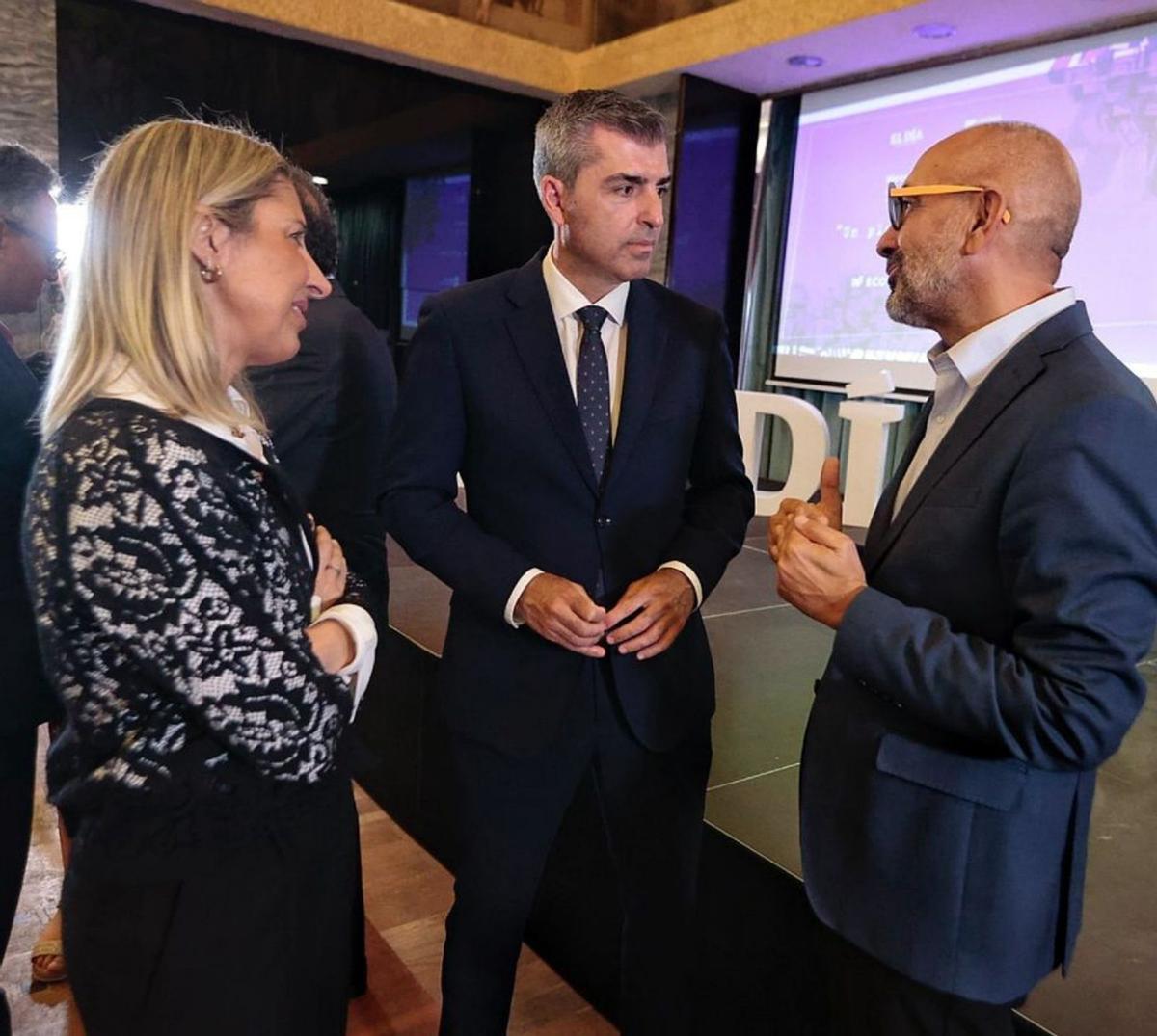 Invitados del foro en el Casino de Tenerife. | | M.P.