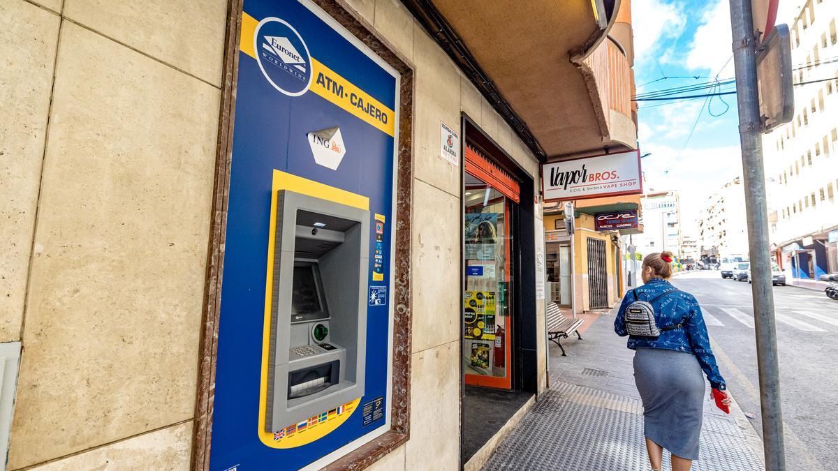 Uno de estos cajeros ATM que proliferan por todas las calles de Benidorm, adosado a la pared de otro comercio en el centro de la ciudad.