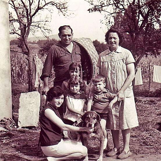 Una familia con una goxa de coyer pan en Biedes.