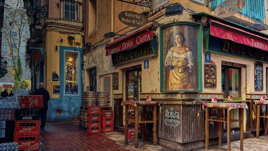 La calle española con más de 50 bares en la que comerás las mejores tapas del mundo: es la meca de la gastronomía