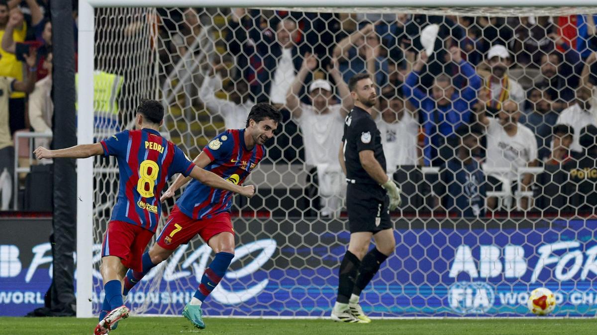 Ferran Torres i Pedri celebren el primer gol, que va obrir la golejada