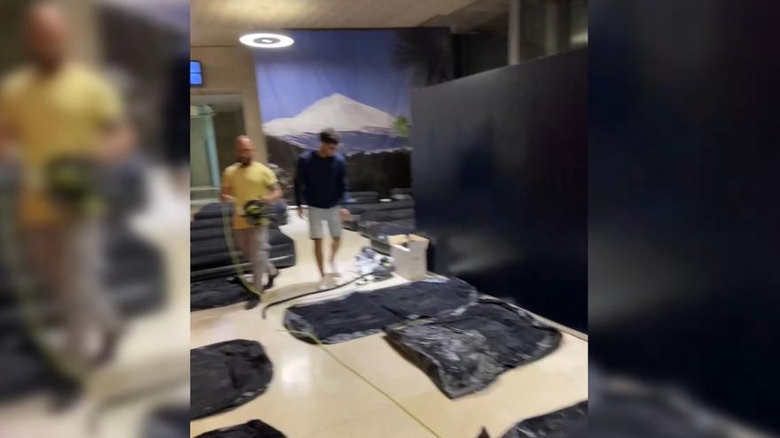 El Aeropuerto de Tenerife Norte se llena de camas para los pasajeros que se han visto afectados por las cancelaciones