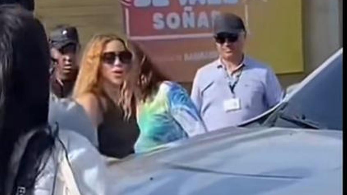 Shakira aparta a una fan