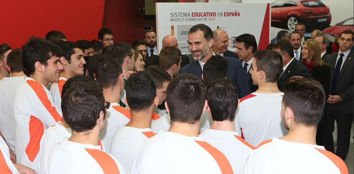 El Rei saluda els alumnes del programa de formació dual de Seat.