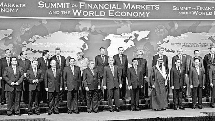 Fotografía de familia de los asistentes a la cumbre financiera celebrada en Washington por el G-20 para analizar las causas de la actual crisis económica.