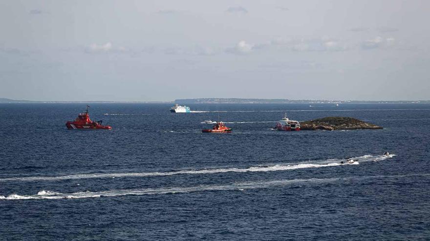 El oleaje libera al ferri encallado en el islote de es Malvins Pla, en la bocana del puerto de Ibiza