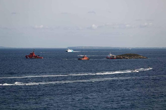 El oleaje libera al ferri encallado en el islote de es Malvins Pla, en la bocana del puerto de Ibiza