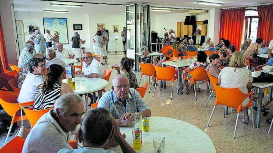 Música, baile y ‘orelletes’ para la fiesta de la tercera edad