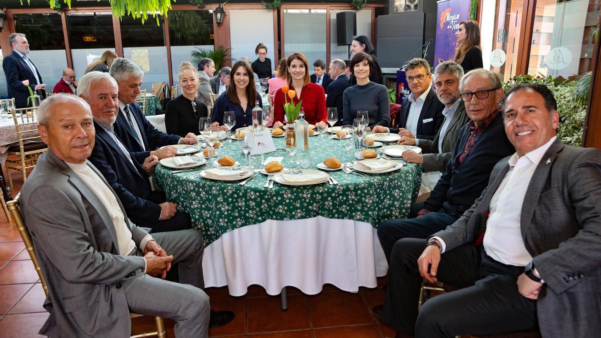 Entre los asistentes a las jornadas estuvieron Rosendo Villegas, presidente del Polígono Industrial de Aspe; Salvador Pérez, de Neumáticos Soledad; Santiago Lumbreras, jefe de Gabinete de Presidencia de la Diputación; Bea Castro, del departamento Comercial de INFORMACIÓN; Cristina Ripoll, directora Comercial de INFORMACIÓN; Blanca y Coral Erum, del grupo Erum; Toni Cabot, director del Club INFORMACIÓN; el auditor Nacho Iranzo; José Manuel Cascales, fundador de Puertas Castalla; y Paco Domene, de Domti.