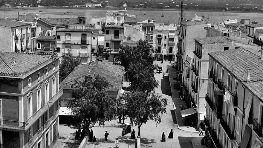 Plaça de la Constitució, on treballava i vivia l&#039;al·lota contagiada de pigota que va ser trasllada a sa Penya segons dos vesins.