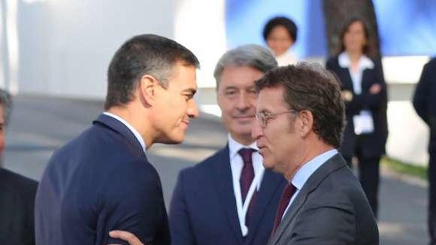 Pedro Sánchez y Alberto Núñez Feijóo, el pasado mes de octubre en el Foro La Toja, al que asistieron ambos. // Miguel Muñiz