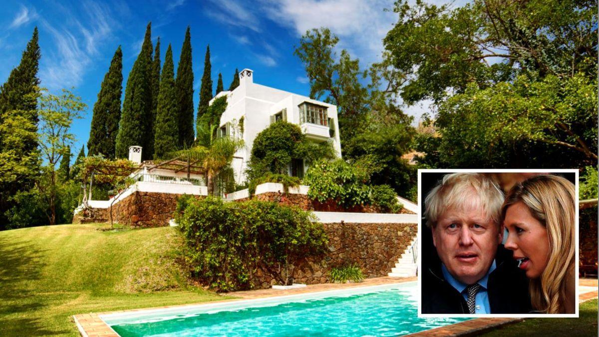 Imagen de la finca donde Boris Johnson pasa sus vacaciones y el primer ministro británico, junto a su esposa.
