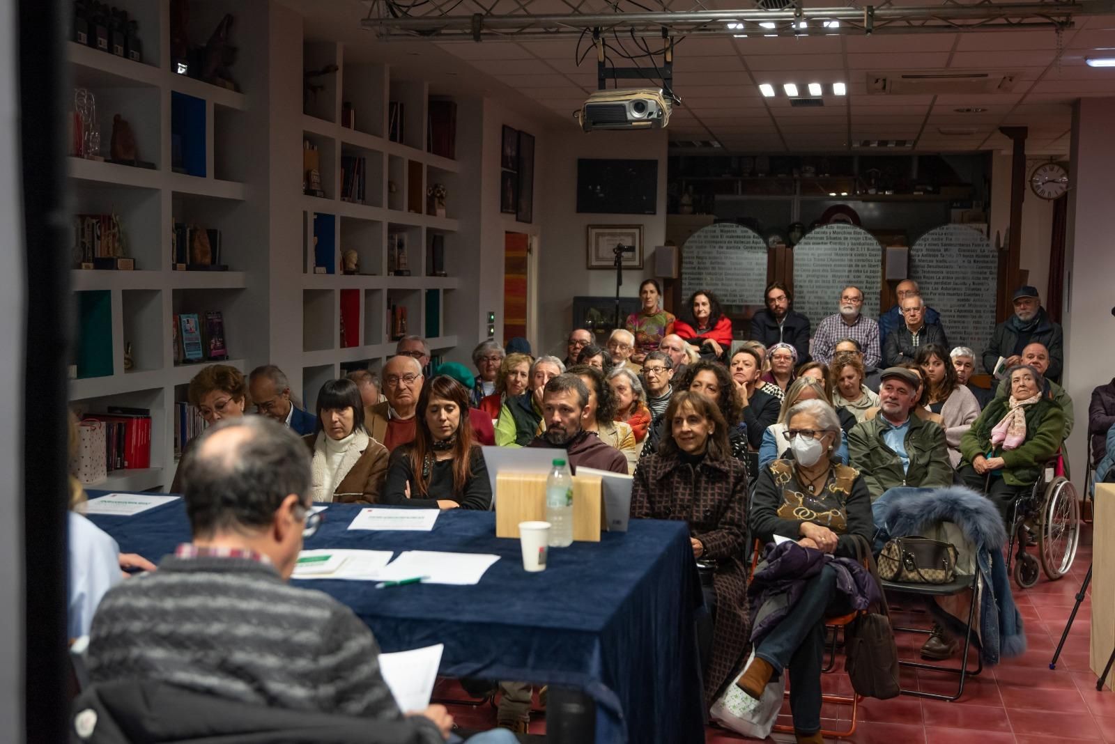 Javier Cellino presentó en La Felguera su nuevo y premiado poemario, "El jardín de las hélices rotas"
