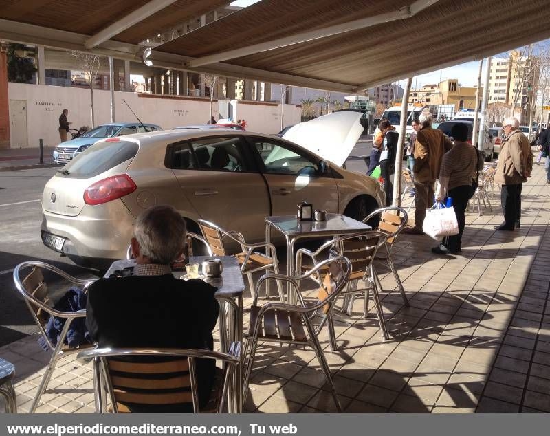 GALERÍA DE FOTOS -- Colisión contra una terraza en Castellón