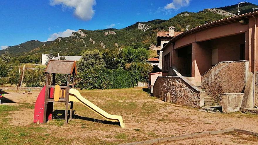 Exterior de l&#039;escola de Gombrèn, tancada des de fa vint anys però amb testimonis infantils.