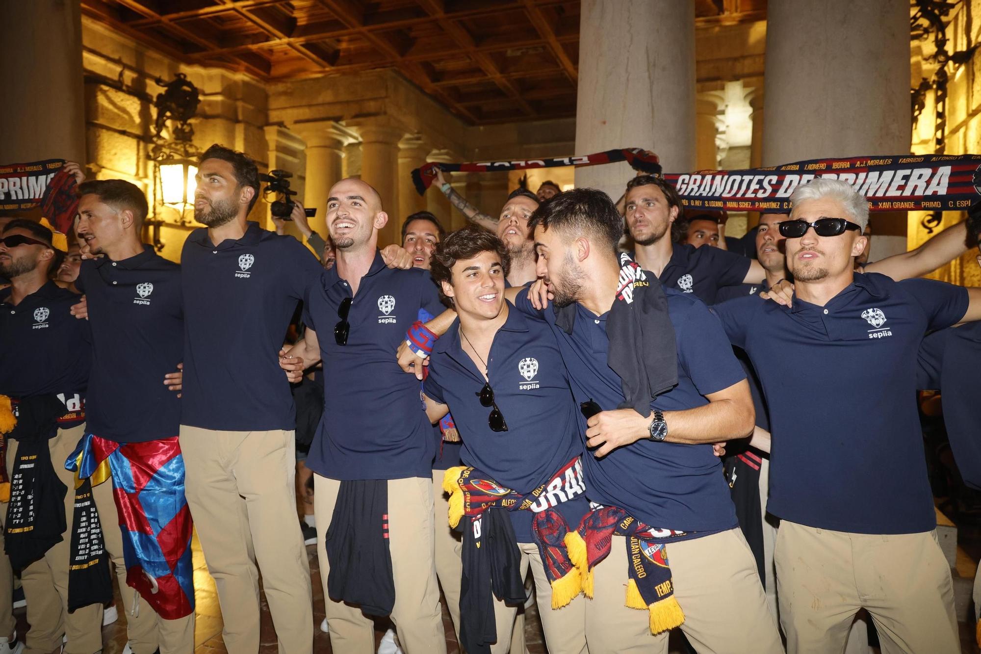 Todas las fotos de la rúa del Levante UD por su ascenso a Primera División
