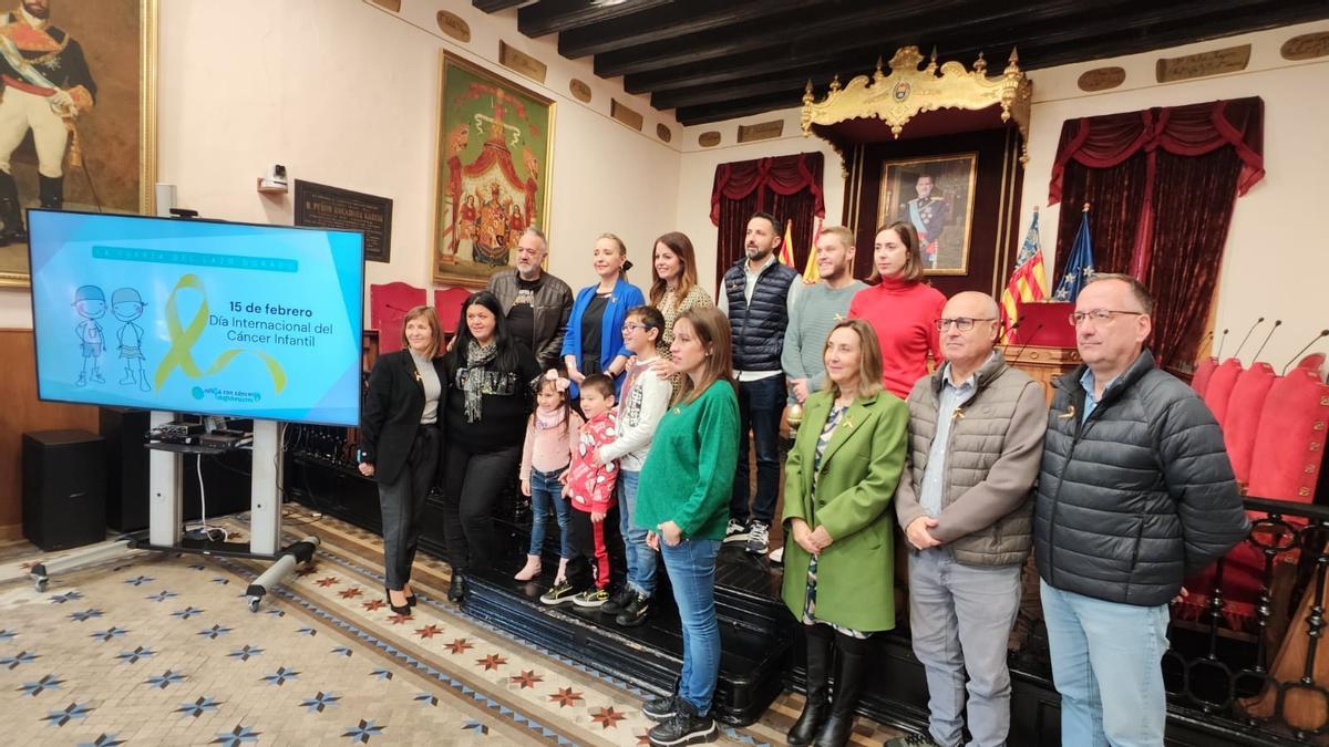 Miembros de la corporación municipal con los usuarios de Aspanion en la lectura del manifiesto por el Día Internacional del Cáncer Infantil