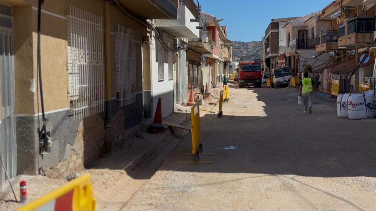 Obras en las redes redes de abastecimiento y saneamiento en la calle Taller de San José de la Vega.