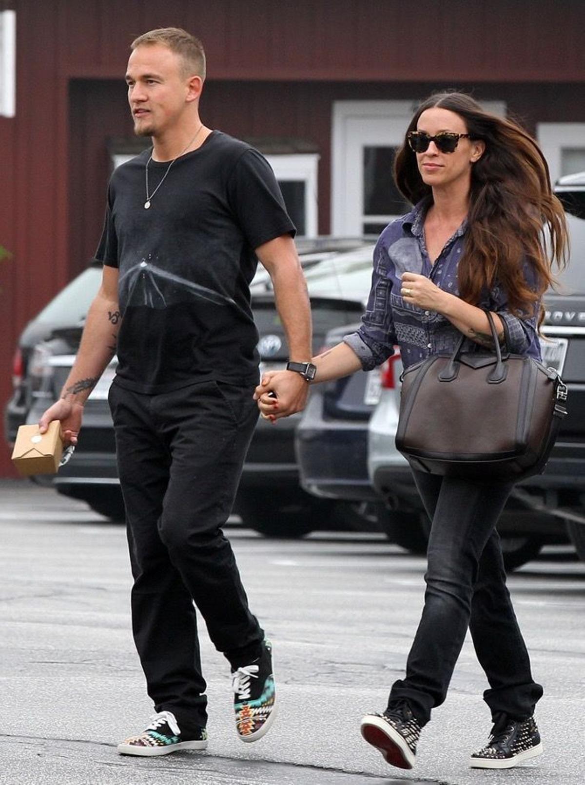 Alanis Morissette y su marido Mario Treadway en Brentwood, California