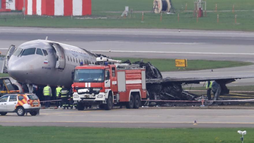 El avión accidentado en el aeropuerto de Moscú