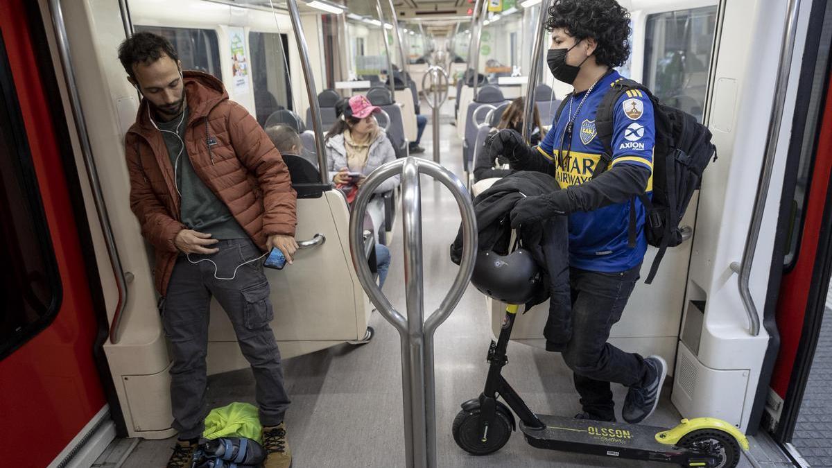 Usuarios de patinete eléctrico en el transporte público.