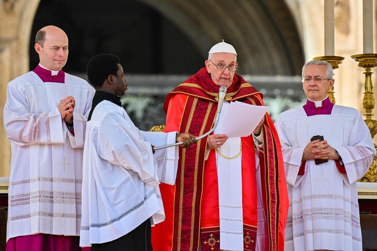 El Papa Francisco asiste a la Misa del Domingo de Ramos