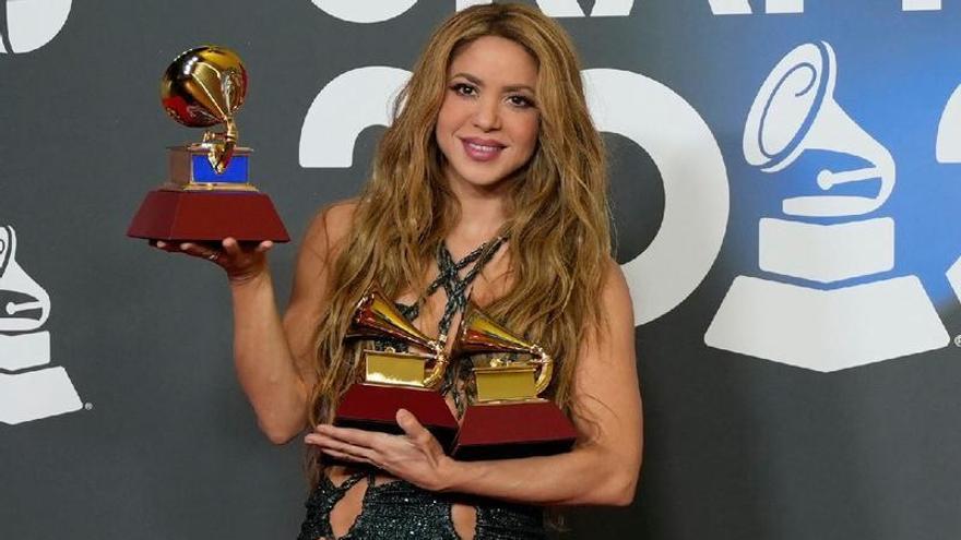 Shakira vestida por María Kalkoff.