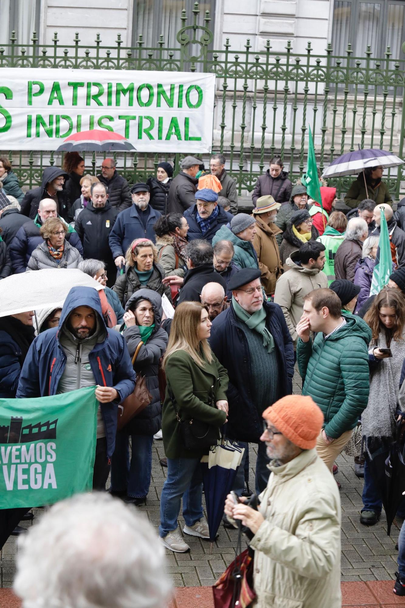 "La Vega no se vende, La Vega se defiende": así fue la concentración de Salvemos La Vega en Oviedo