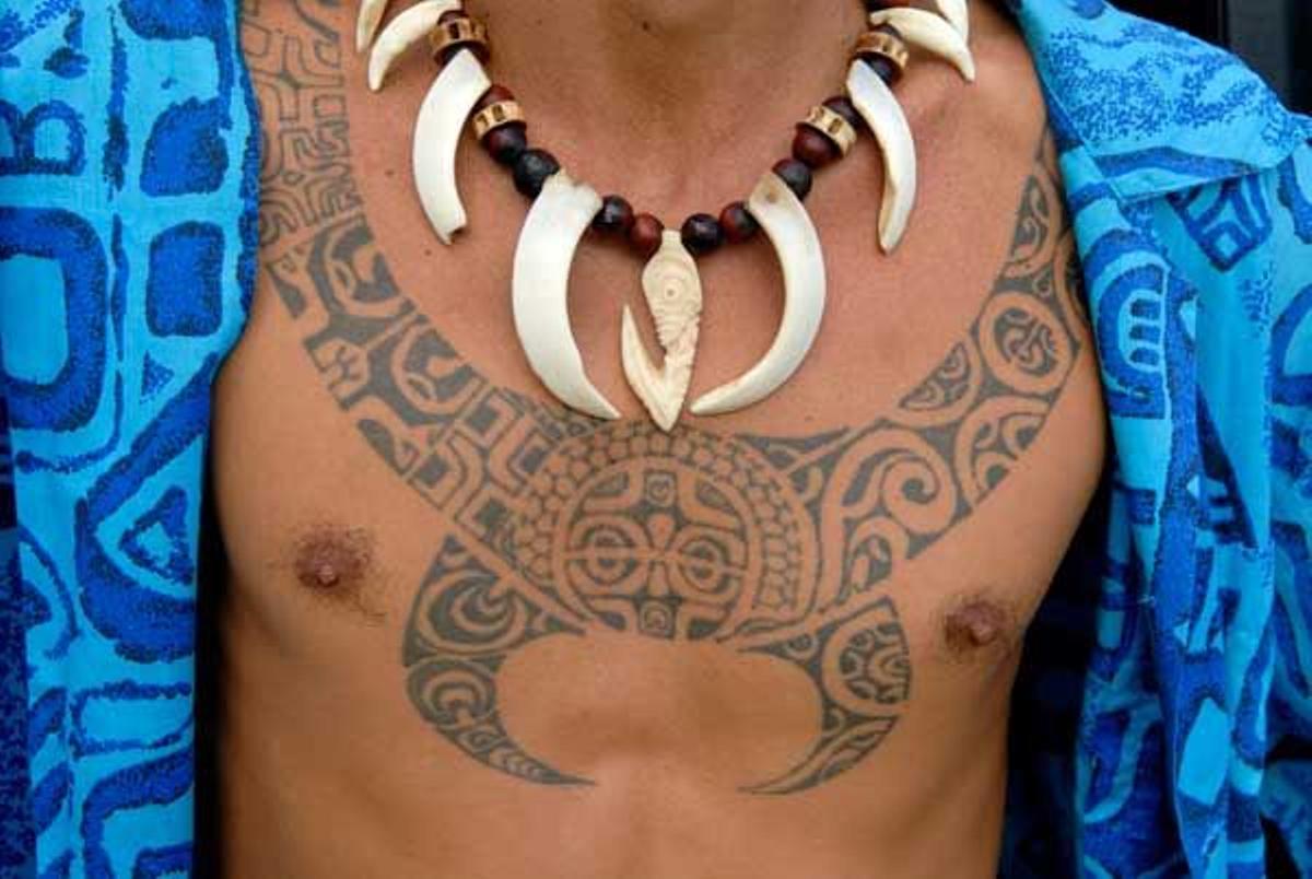 Hombre maorí con un tatuaje típico tribal.