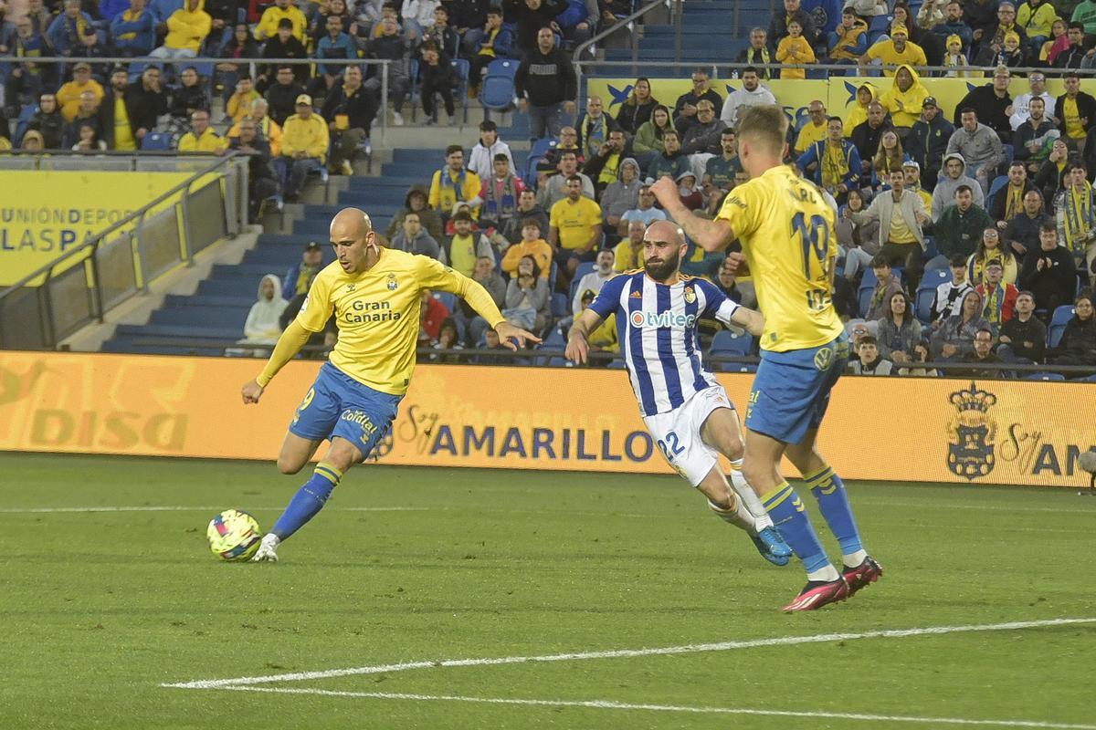 Sandro prepara el disparo desde la frontal, ante la Ponferradina.