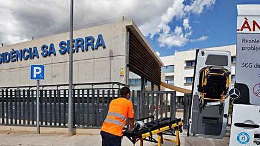 Una ambulancia frente a la residencia Sa Serra, en Sant Antoni.