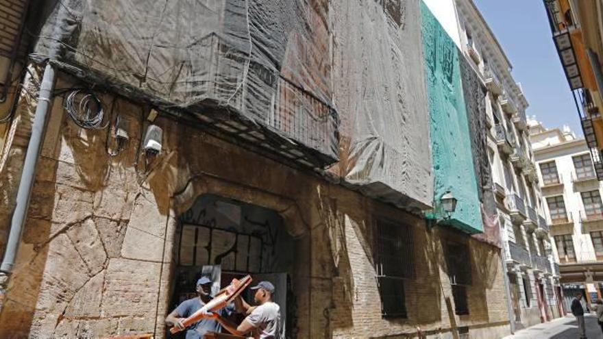 Fachada con lonas del palacete de la calle Cocinas donde se han paralizado las obras por carecer de licencia.