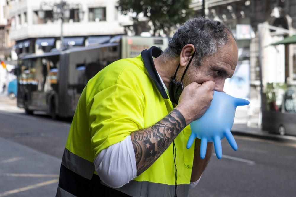 Así se desinfectan los autobuses urbanos de Oviedo