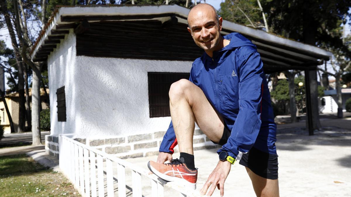 ngel Vicioso posa sonriente durante un entrenamiento en el parque José Antonio Labordeta.