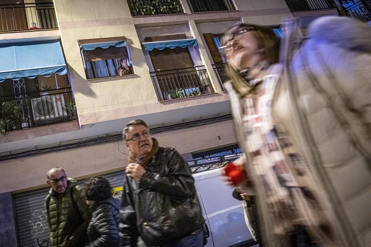 Manifestación de vecinos de la Prosperitat que piden una solución para los cortes de luz que sufren y el traslado de un transformador que se incendió en septiembre. Manifestación de vecinos de la Prosperitat que piden una solución para los cortes de luz que sufren y el traslado de un transformador que se incendió en septiembre.