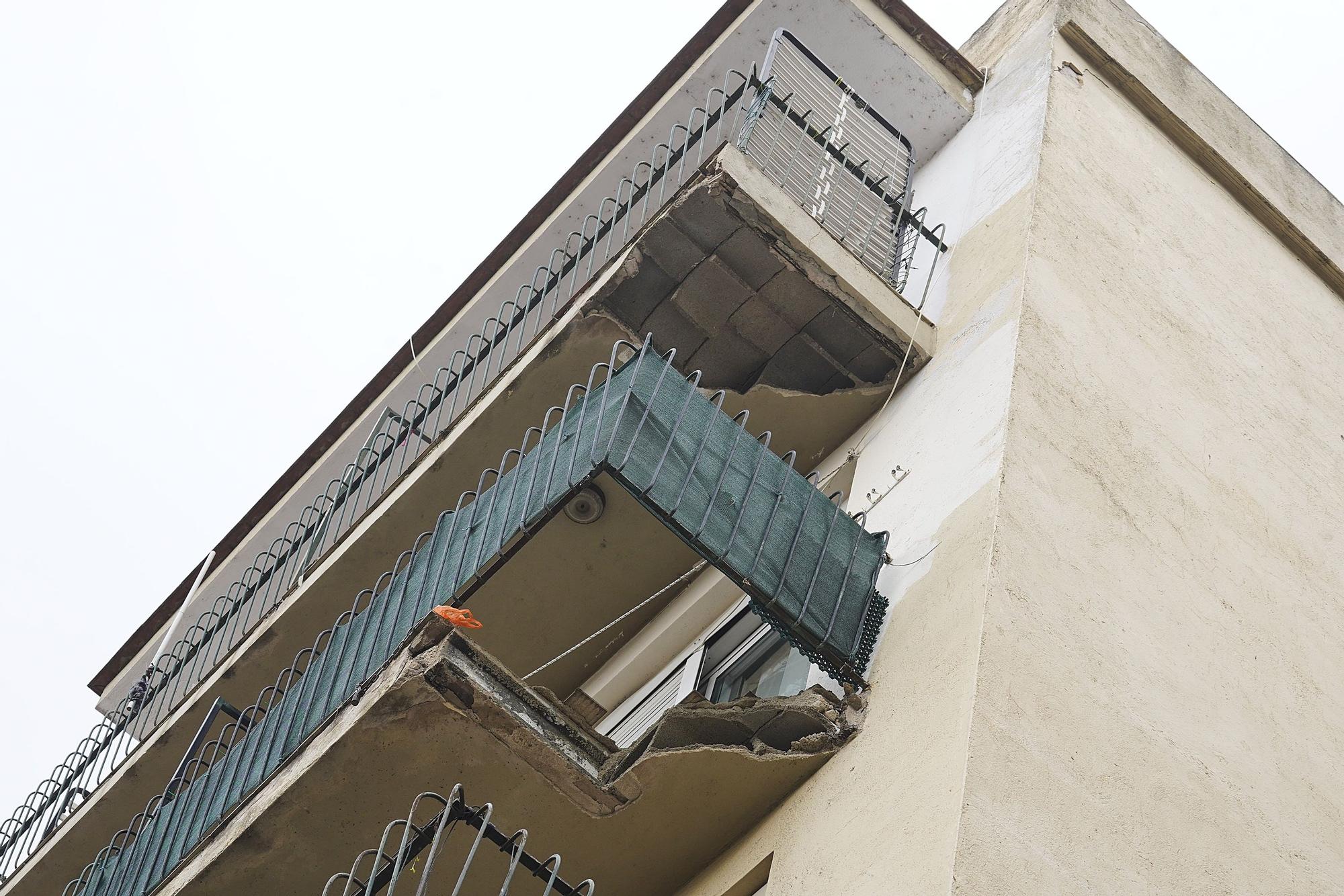 Es desprenen parts de dos balcons d'un bloc de pisos de Salt