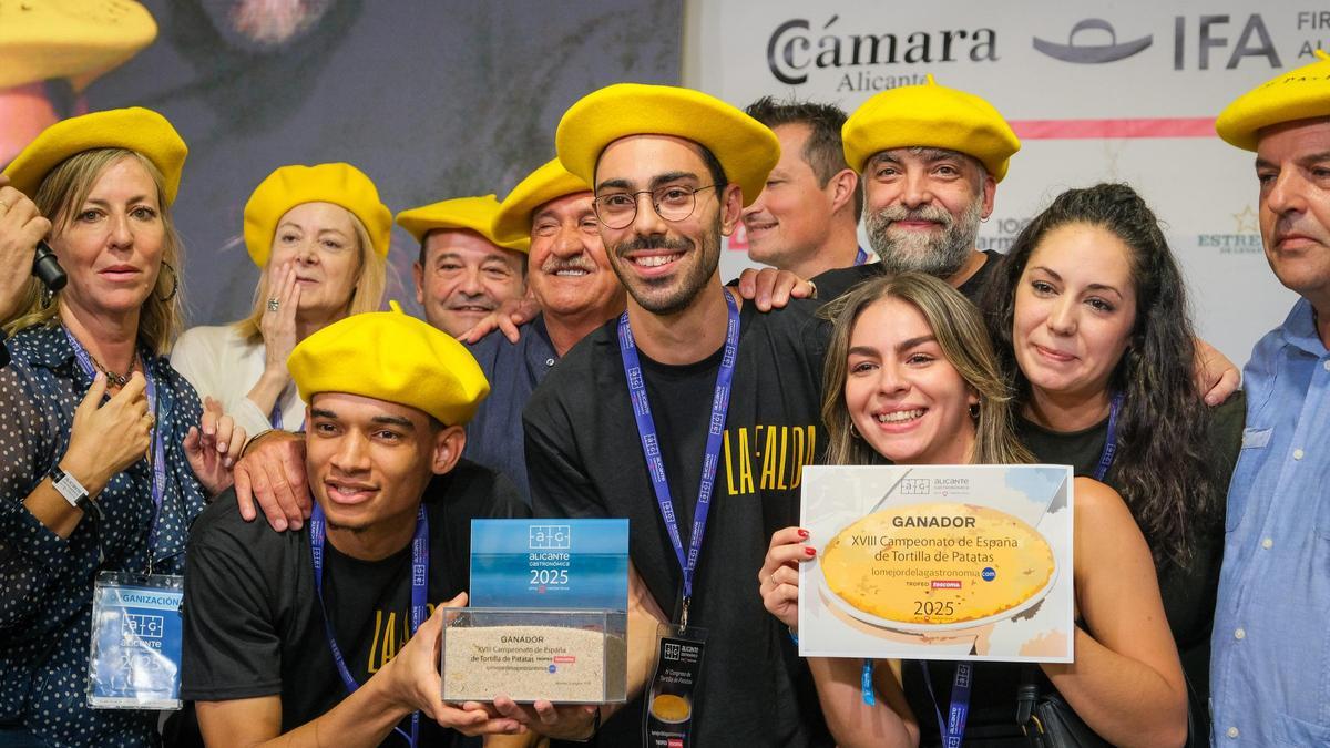 Representantes del restaurante La Falda celebran su primer puesto