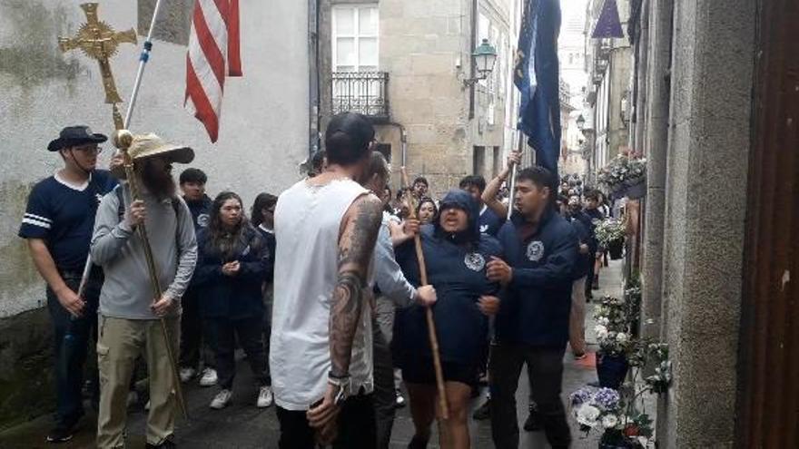 Un vecino de la zona vieja de Santiago de Compostela se encara con unos peregrinos que cantaban en la calle