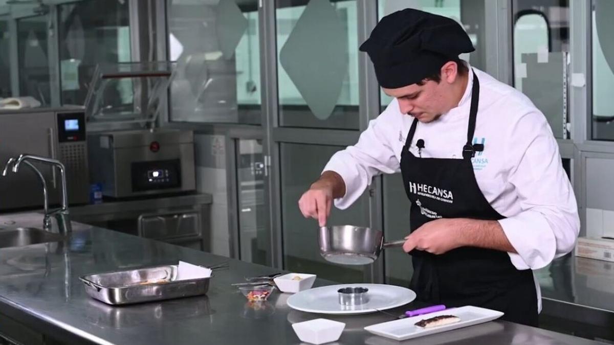 Fernando Guadalupe durante la elaboración del plato con el que aspira a convertirse en joven promesa de la alta cocina.