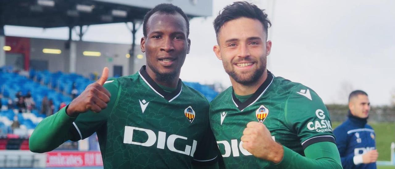 Yac Diori y Kevin Sibille posan juntos después de la victoria del Castellón en el campo del Real Madrid Castilla (1-2).