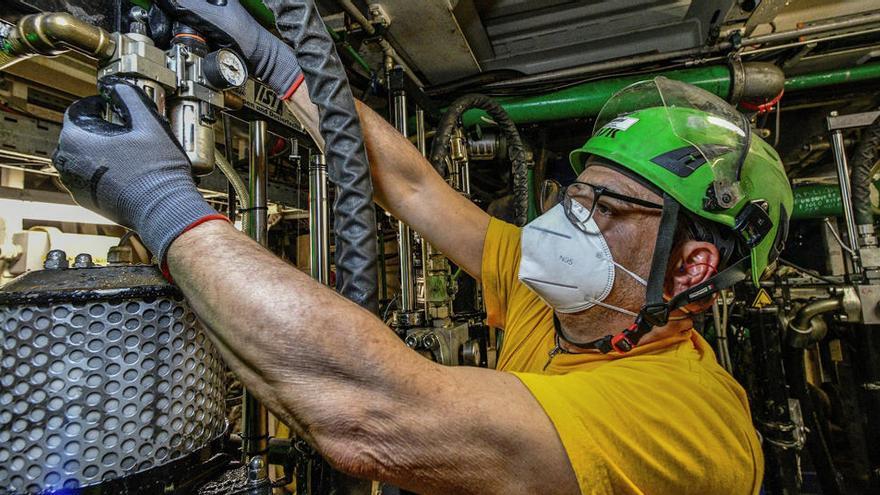 Un trabajador con mascarilla trabaja en una fábrica en Florencia.