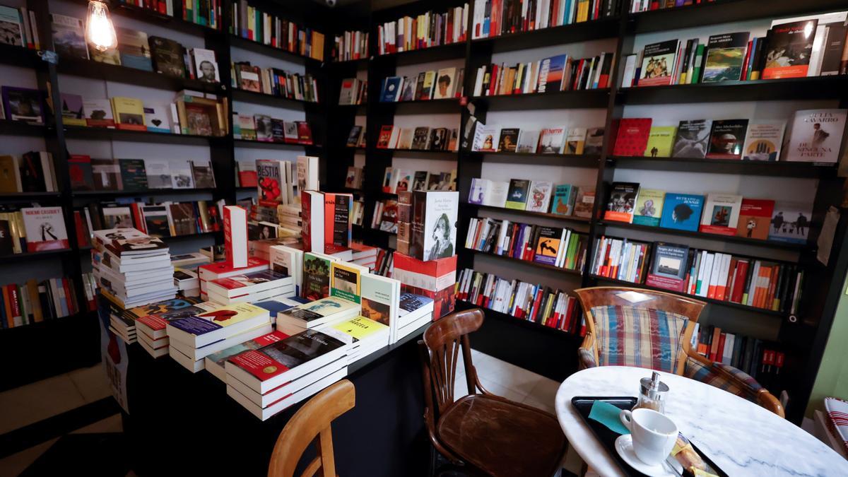 Libros expuestos para su venta en una librería.