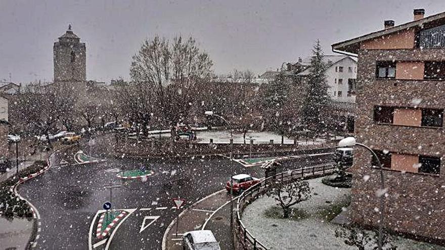 Una tímida nevada arriba al Solsonès tot  i que no s&#039;hi queda